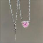 القلب الوردي مع الخنجر