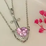 القلب الوردي مع الخنجر