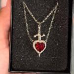 القلب الوردي مع الخنجر