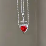 القلب الوردي مع الخنجر